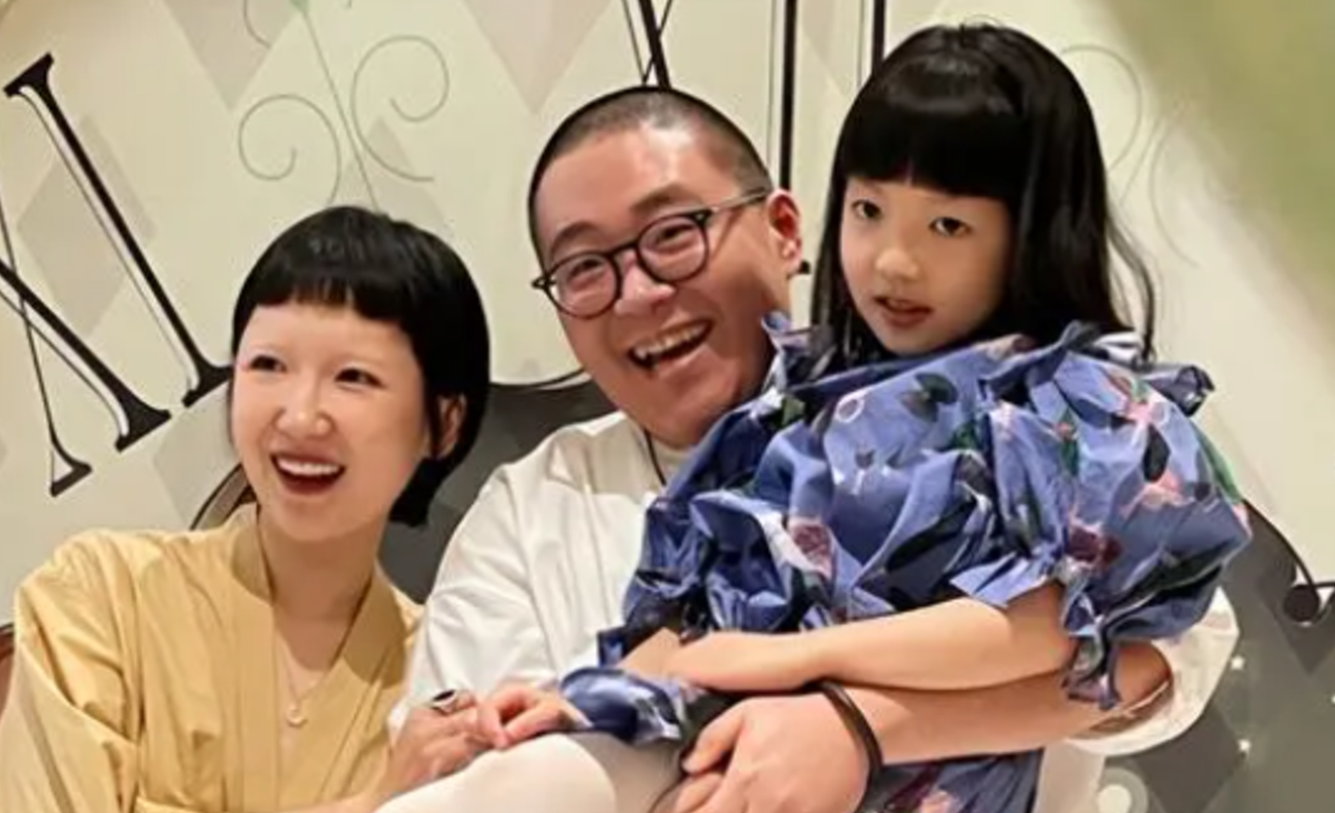 古力娜扎|郝劭文去学校看继女演出,满面笑容拍摄全程,真将养女当作了亲女