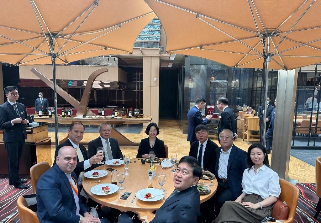 赌王百亿千金何超琼挤地铁,打扮低调像中年大妈,背的包包接地气