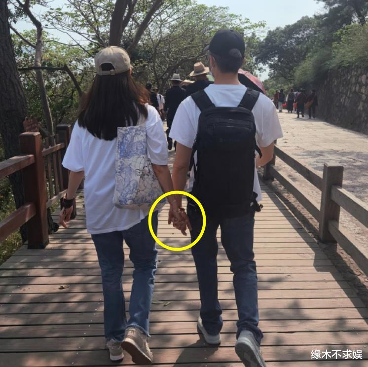 张智霖夫妇现身普陀山！52岁张智霖白发抢镜，全程冷脸，发文疑暗指不顺 ！