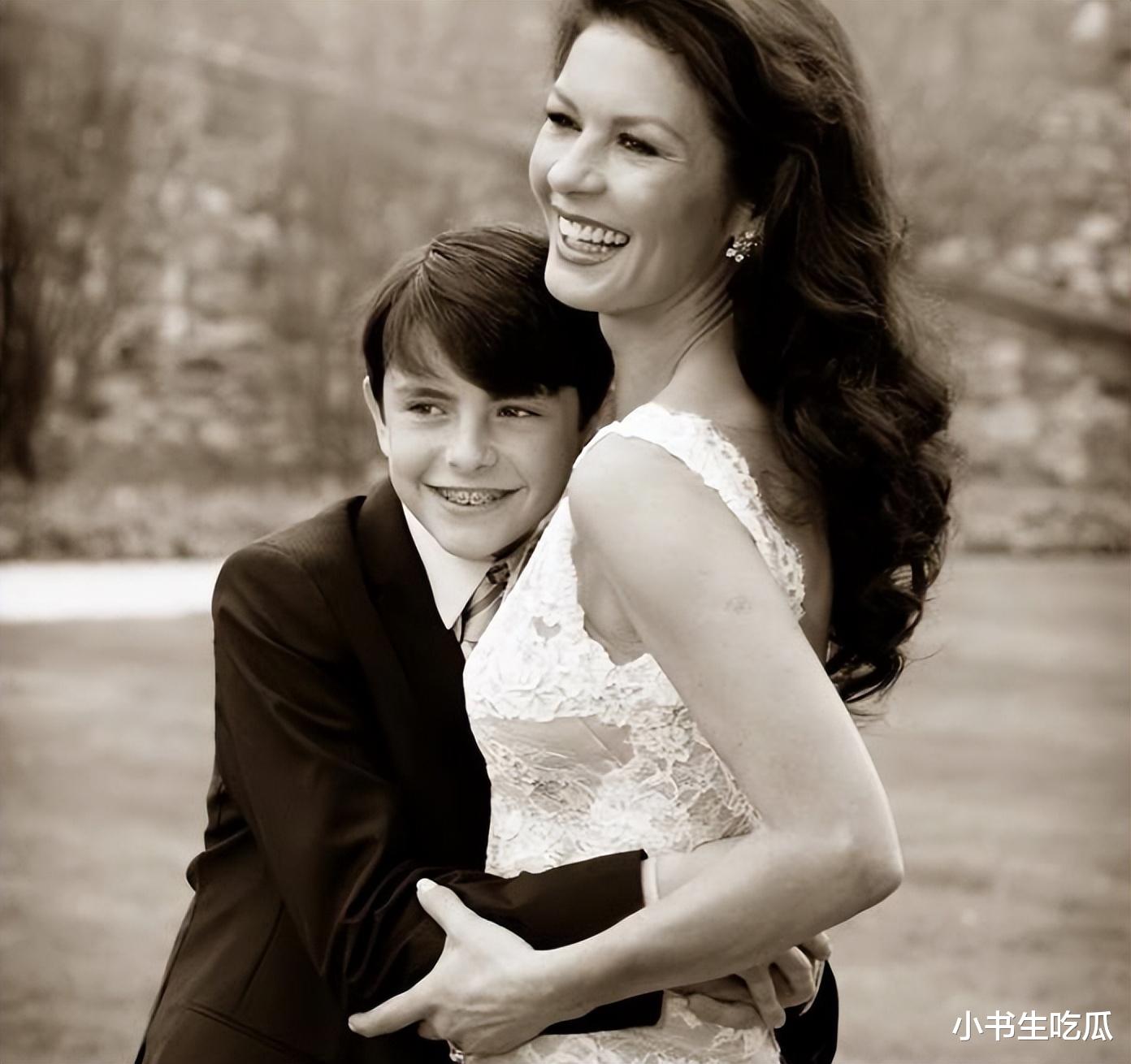 泽塔·琼斯：忍了花心老公23年，一双儿女都没能遗传她的高颜值