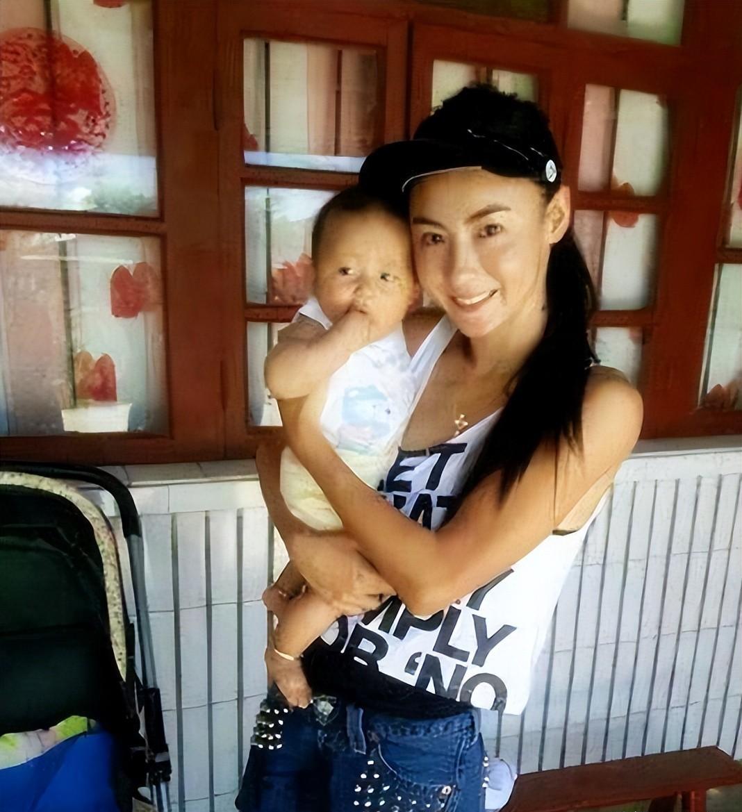 张柏芝领证,新欢曾霸占李小冉四年,谢贤只能无奈认可!