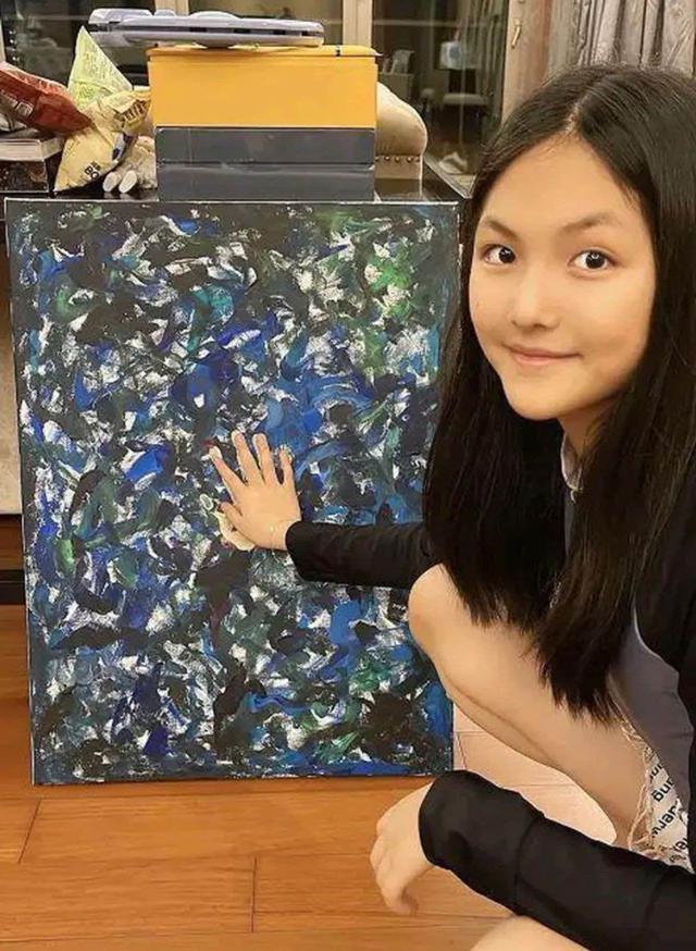 李湘14岁女儿当画家！一幅水粉画估价上百万，靠画画获英国奖学金