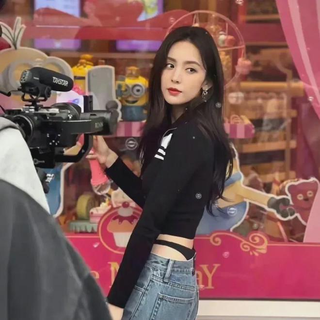 从徐娇的泳装到杨丽萍的凸毛孔雀，究竟是低俗了还是心脏了