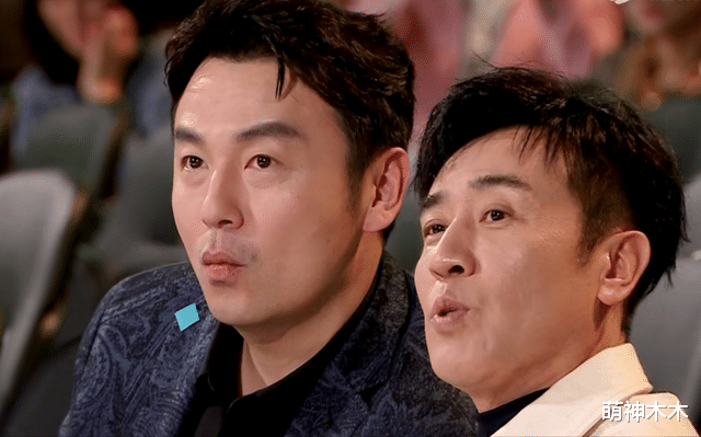 星光大赏台下好精彩：胡歌无聊睡着，赵露思看手机，王一博玩快闪