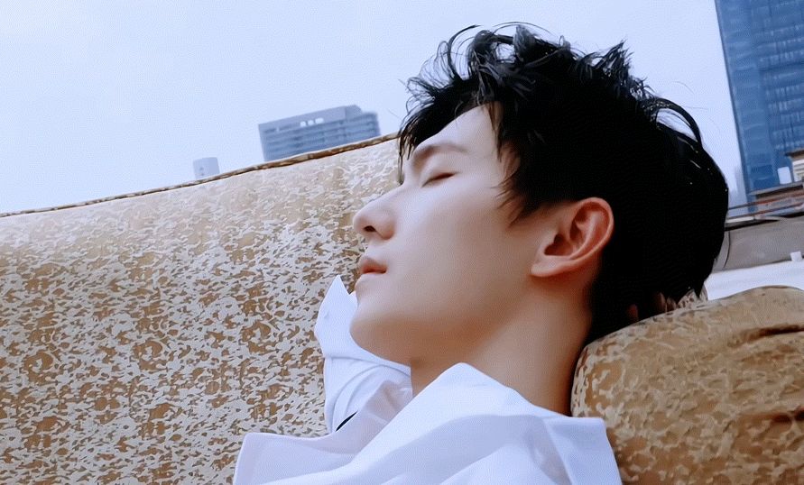 杨洋再登芭莎封面,时尚表现差遭吐槽,被指像给许沁抓米煮粥