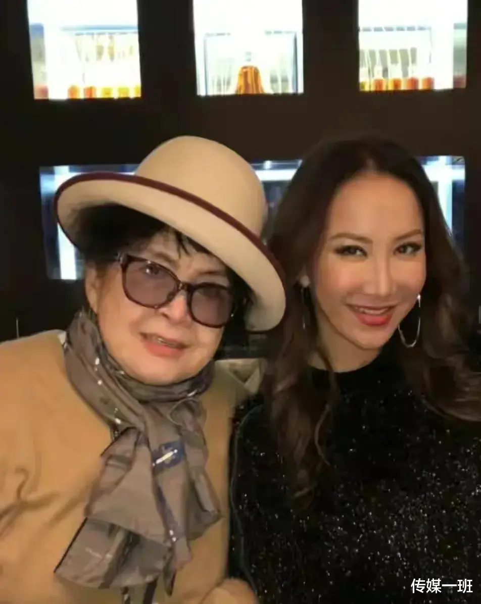 李玟真正死因曝光：在救护车上因呕吐窒息而亡，姐姐否认李玟割腕