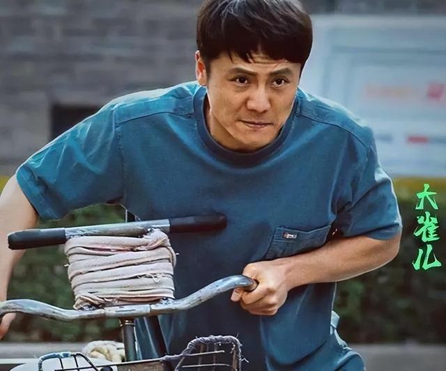 他是张嘉译的亲表弟,被表哥用11部戏带红,如今登上央视走红放大