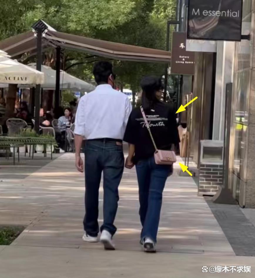 陆毅鲍蕾逛街被偶遇！47岁鲍蕾背3万包逛百元店，拮据生活疑曝光！