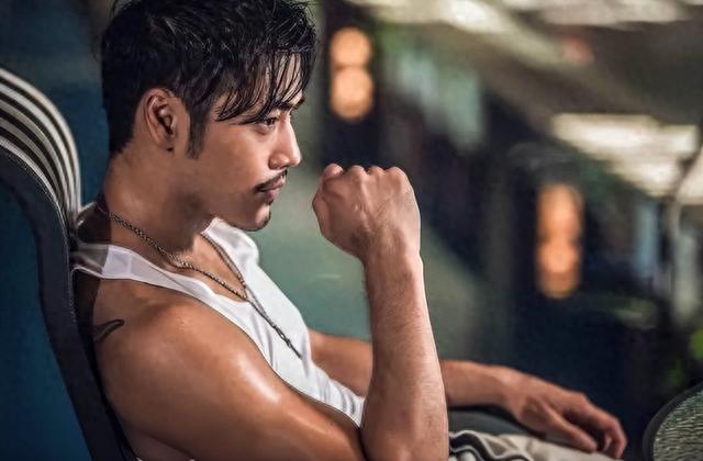 他出道18年不温不火,父亲是《新闻联播》主播,母亲是央视主播