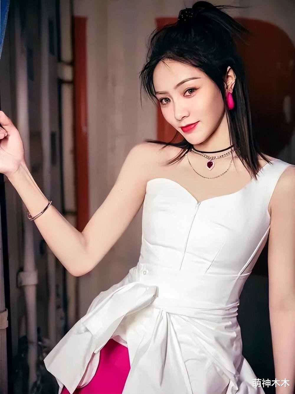 范丞丞|范丞丞离开乐华!正式投靠姐姐团队,与女爱豆共用经纪人引争议