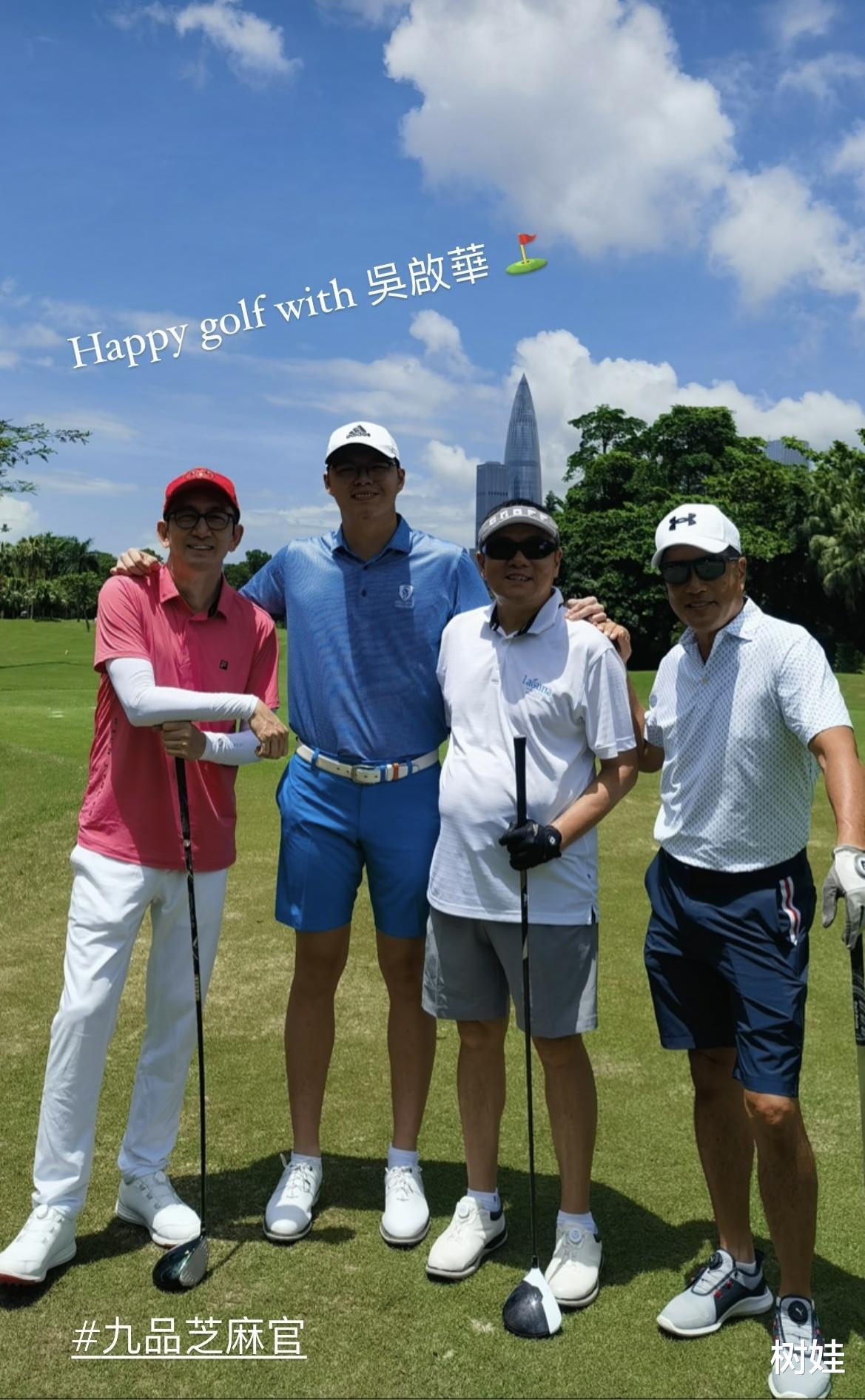 曾华倩24岁儿子与吴启华打球,合照抢镜全场,近两米身高壮硕挺拔