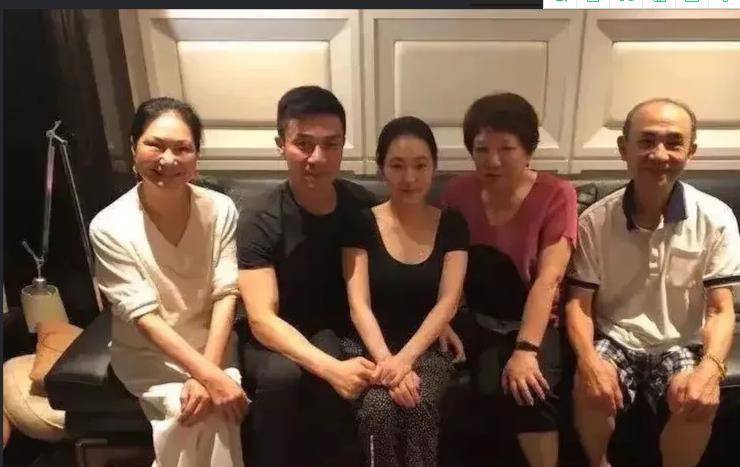 小S|小S二女儿晒在美国芝加哥度假照,15岁Lily化浓妆,被调侃像34岁