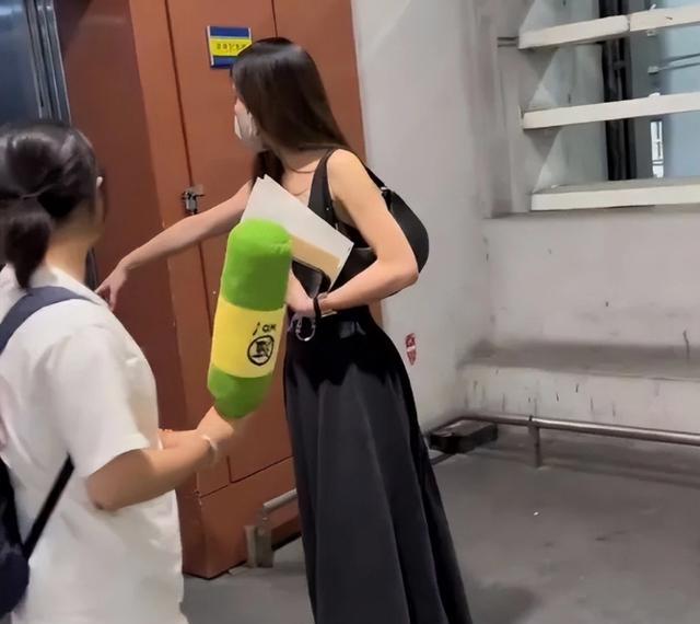 文咏珊被曝在机场吼路人很没礼貌穿白色鱼尾裙拍广告气场十足