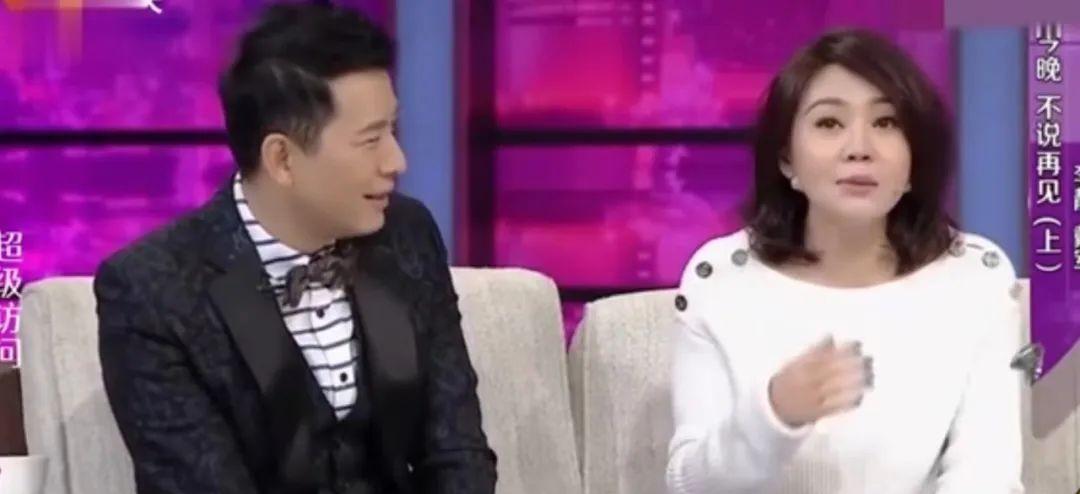 52岁闫妮参加活动,脸僵浮肿像蜡像,眼皮耷拉睁不开