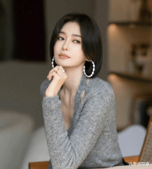 秦岚坐飞机被偶遇,生图皮肤蜡黄小臂赘肉多,未摘墨镜被疑耍大牌