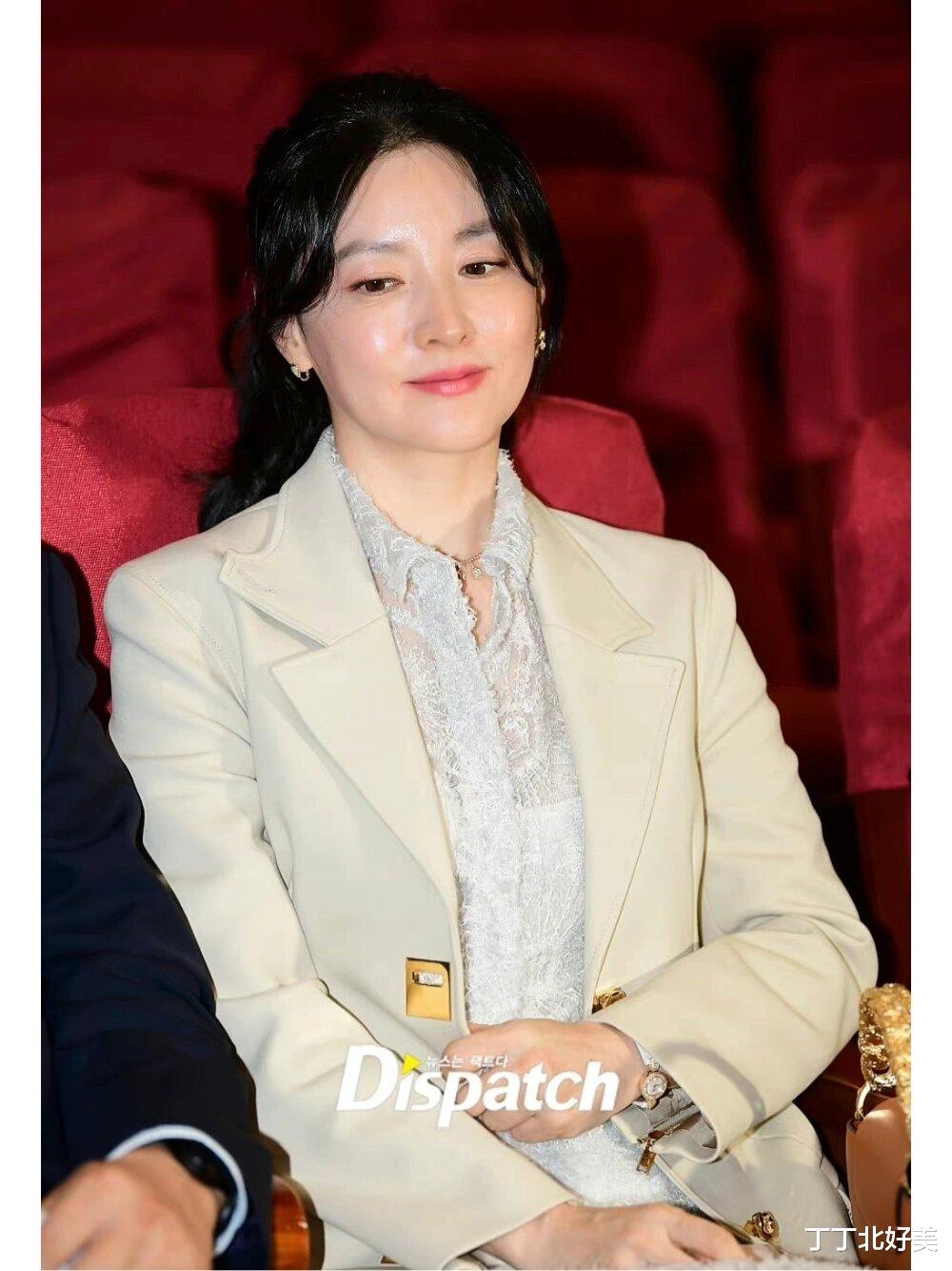 52岁李英爱带火了一种贵妇穿搭:大衣+蕾丝裙+八字刘海,时髦减龄