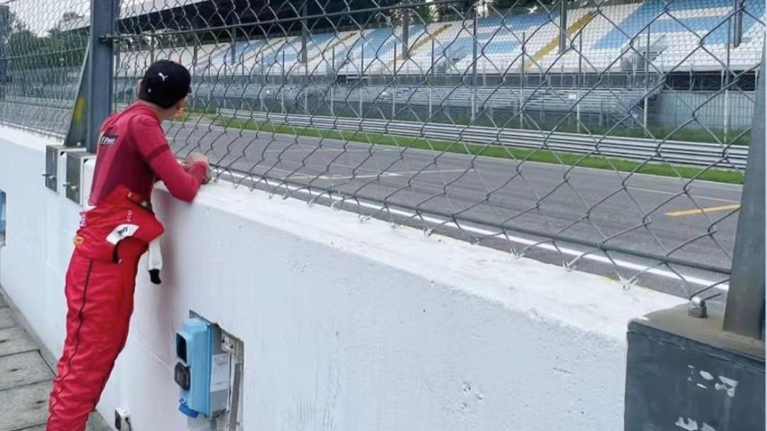 林志颖|林志颖车祸后再度开赛车！在国外身型消瘦大变样，站赛场旁引担忧