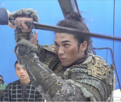 风波升级！陈牧驰现身机场一言不发，曾在“咸蛋家”直播衣衫不整