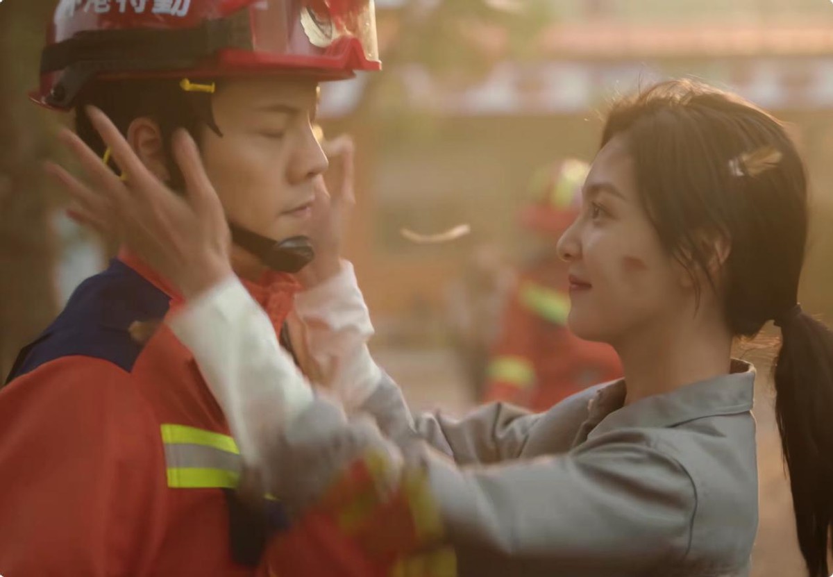 照亮你|积压2年,消防大剧《照亮你》终于能播了?但这换脸也太假了