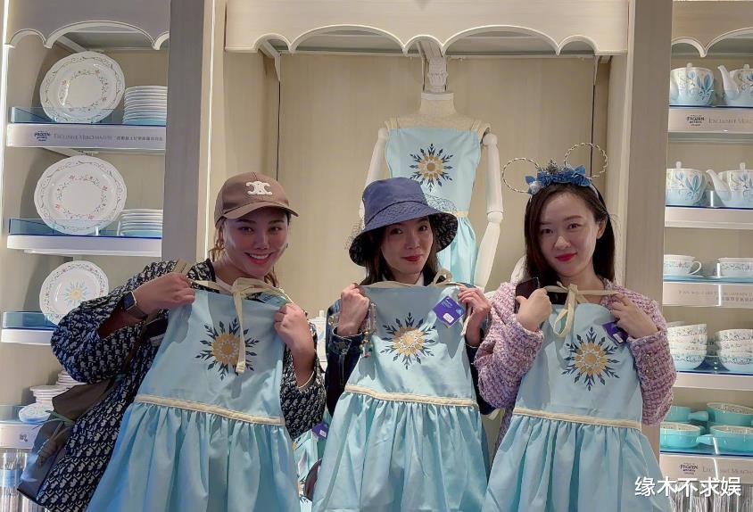 霍思燕母子逛迪士尼，10岁儿子腿长逼近妈妈，霍思燕瘦20斤太漂亮