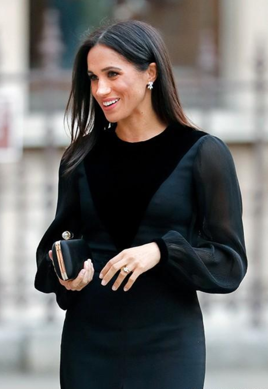 查尔斯小儿媳换发型!扎条单麻花辫嫩成了小姑娘,气质也跟着变了