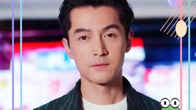 胡歌|胡歌老婆产女后首现身，四肢纤细打扮朴素，坐豪车去医院不见老公