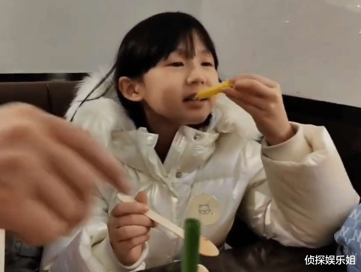 贝儿|陆毅晒两个女儿近照，贝儿和小叶子颜值变化大，一个像爸一个像妈