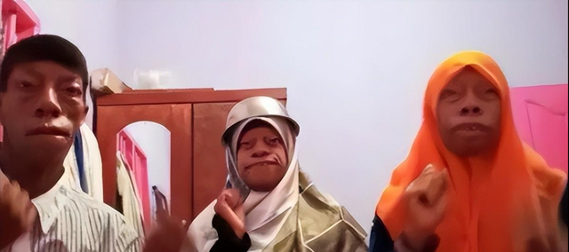 父亲基因太强大,一张“马脸”遗传全家,让儿女们苦不堪言