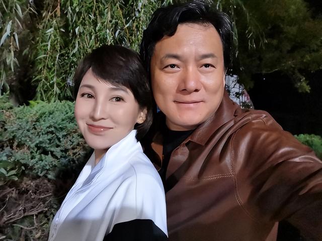 19岁与导演私奔裸婚,在地下室连生3胎,如今丈夫用7部剧将她捧红