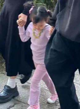 王传君一家三口逛乌镇，女儿扎啾啾穿粉装显呆萌，齐溪被赞气质不错