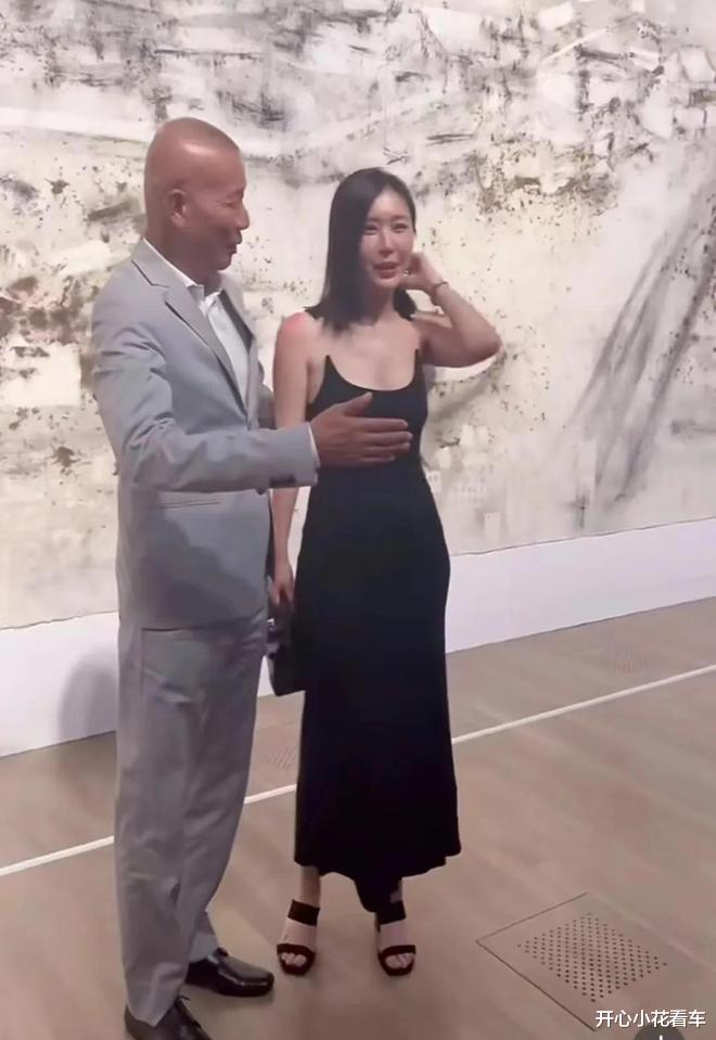 蔡国强搂住田朴珺,不见老公王石,引发热议!