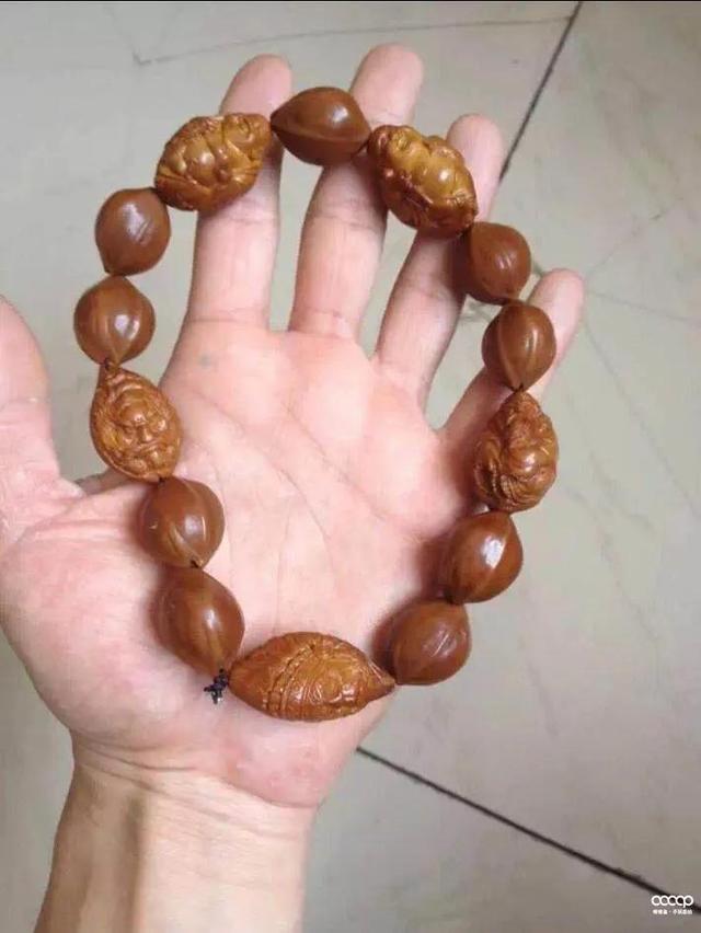 橄榄核|一条素铁核,4年被他盘的透透的!多少人看一眼,就再也忘不了