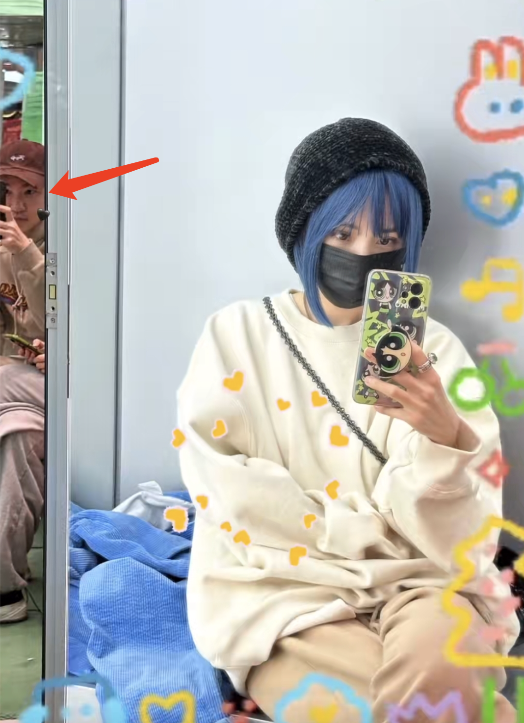 杨幂|杨幂与张大大游什刹海，戴蓝色假发未被认出，两人挽手依偎不避嫌