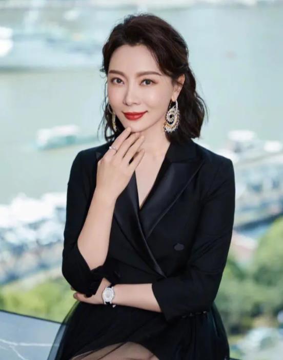 陈数北京机场迎接继子,未化妆曝光46岁真实样貌,孩子像赵又廷