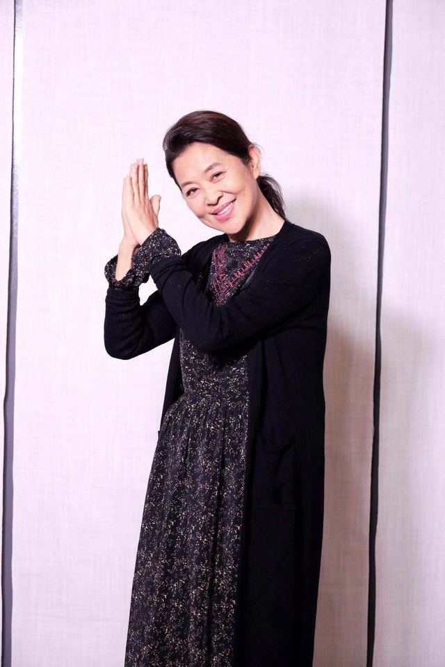 倪萍64岁减肥加美颜气质回到从前，但素颜判若两人，一股子农村味