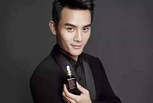 王凯|王凯夜店把酒言欢，身边3位美女作陪，直接喝到凌晨两点！