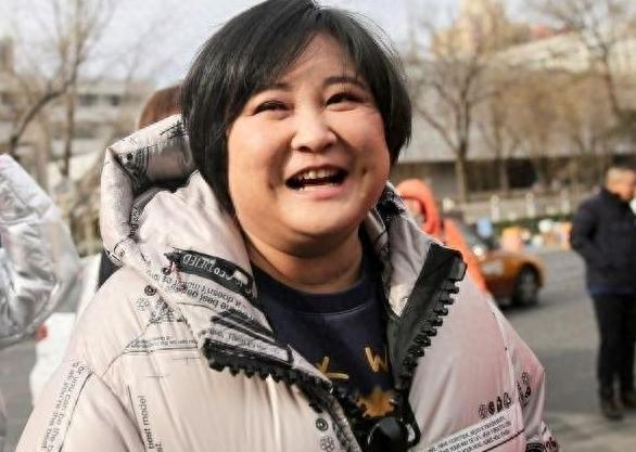 贾玲减重100斤，瘦出双眼皮，颜值回归巅峰，脱胎换骨成女神