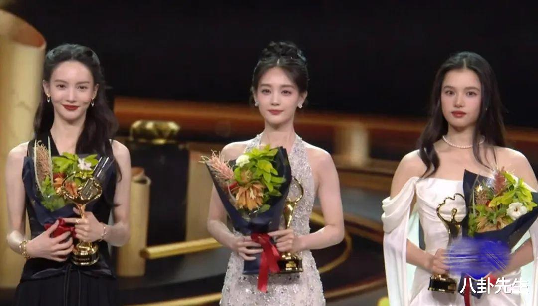 微博之夜|微博之夜丑造型真不少:刘亦菲关晓彤露肩裙显胖,谷爱凌袖套抢镜