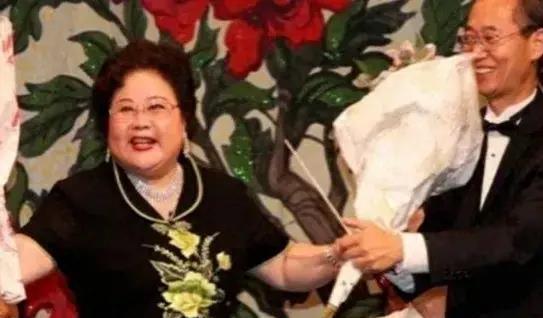 她带领30名演员留美 永不回国 对丈夫说 在美国刷盘子都比国内赚得多