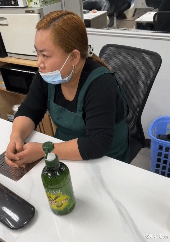 39岁凤姐做美甲太拮据!一月收入才3000刀,一双鞋子穿好几年!