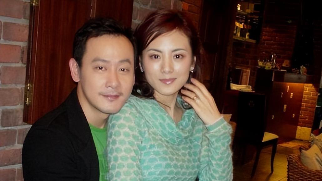 她甘心退圈当全职主妇，却被演员丈夫无情抛弃，如今44岁仍单身