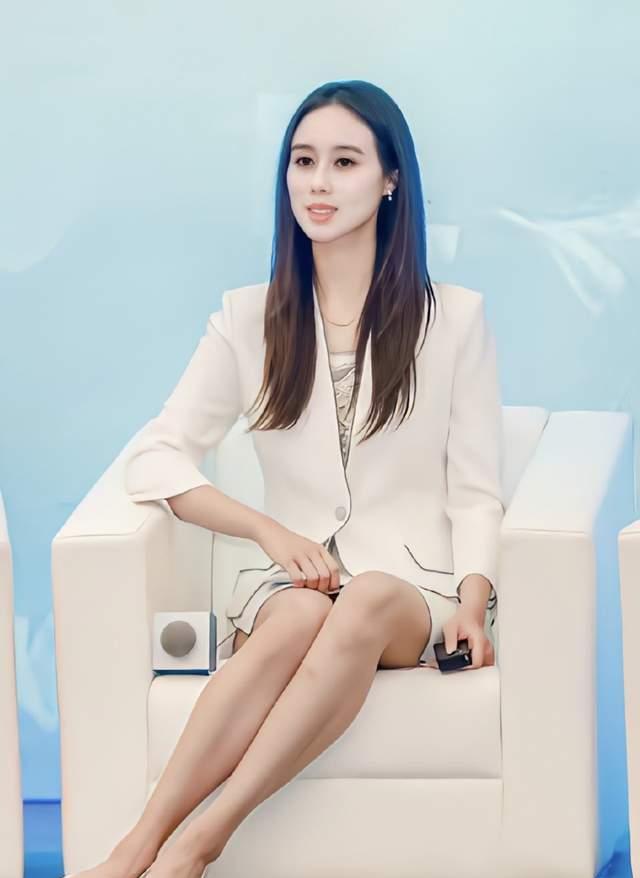 郑业成|何超欣在清华附小上课,打扮清纯气质好,深得梁安琪的宠爱