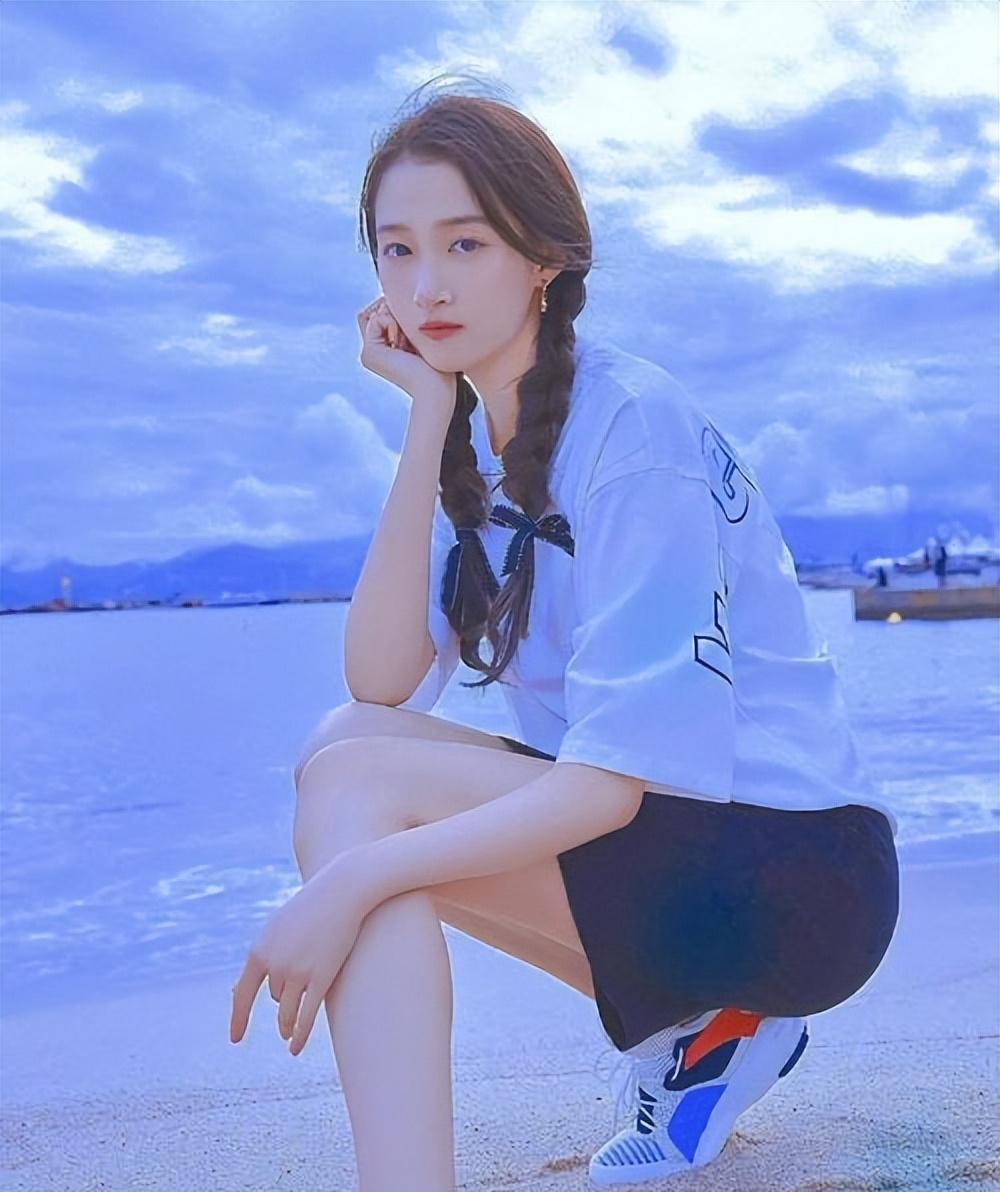 瓜尔佳氏出美女:除了周海媚,这些明星也出自瓜尔佳氏,风华绝代