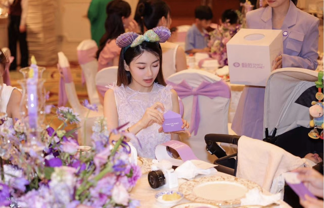 程晓玥带女儿去迪士尼,宝宝才1个月大就出来营业,几乎全程在哭