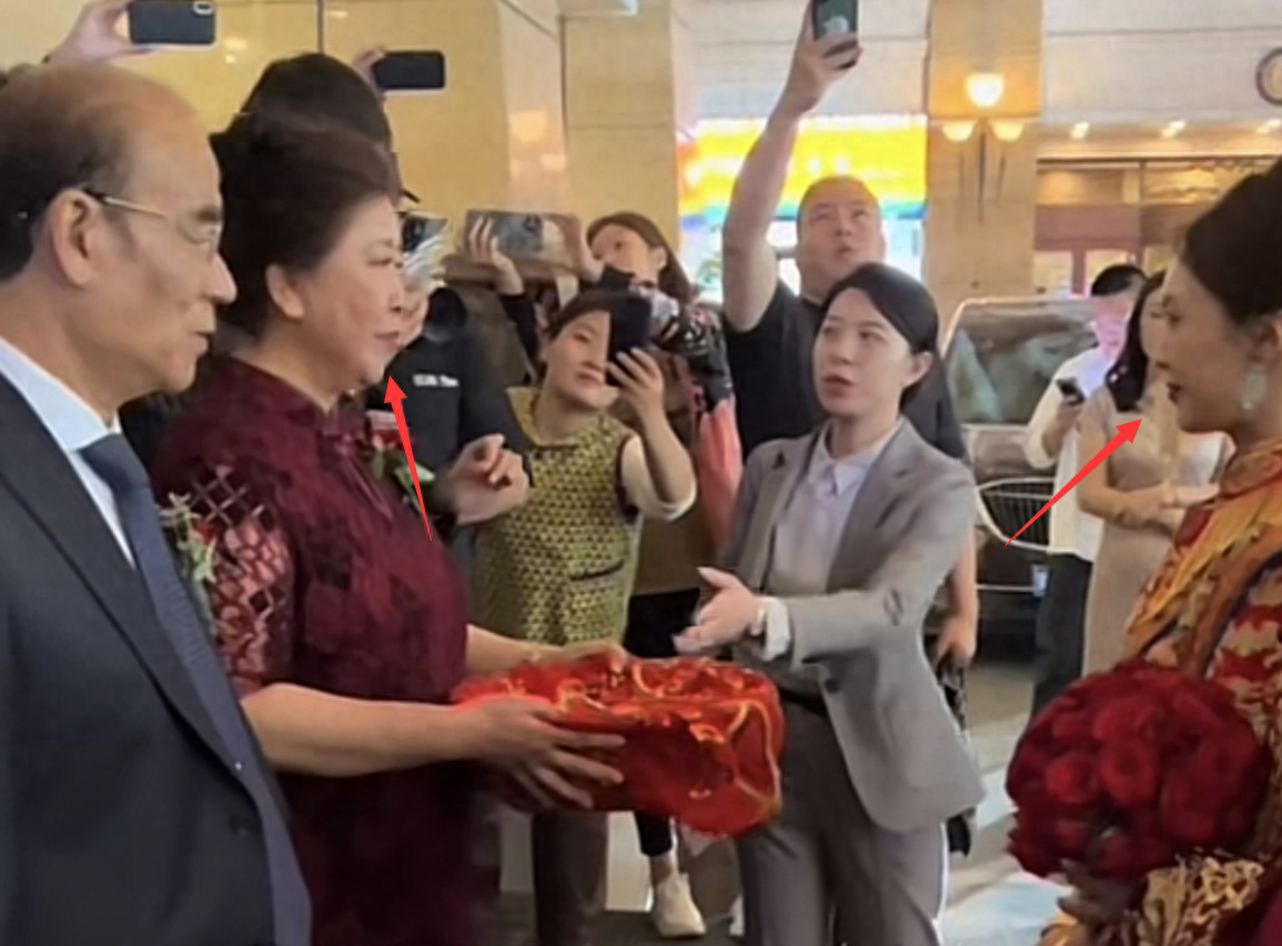 赵本山徒弟“赵玉田”结婚,爸妈一脸不悦,“刘英”戴头纱引争议