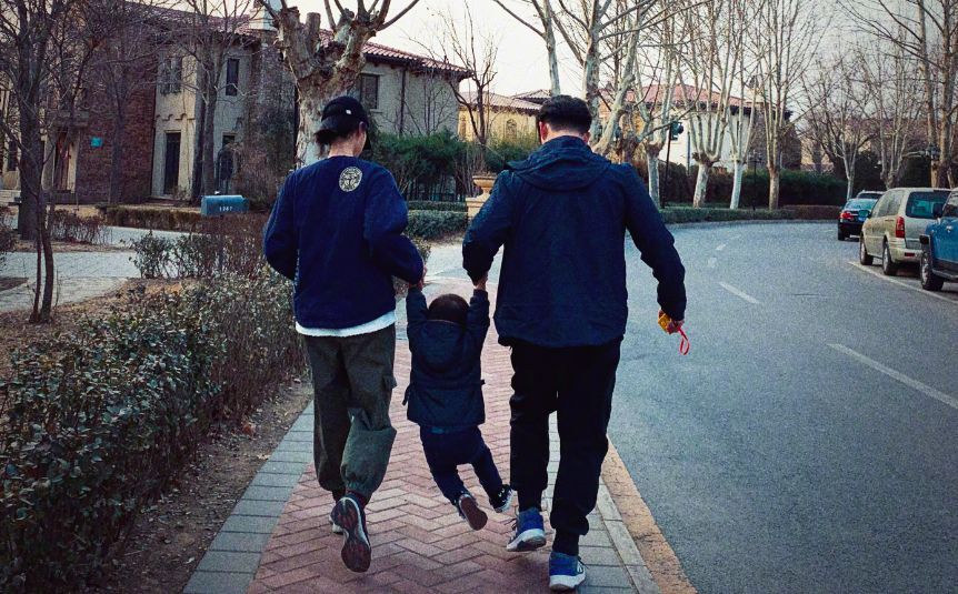 黄磊6岁儿子首次被偶遇,气质阴郁,姐姐坐在异性腿上被他无视