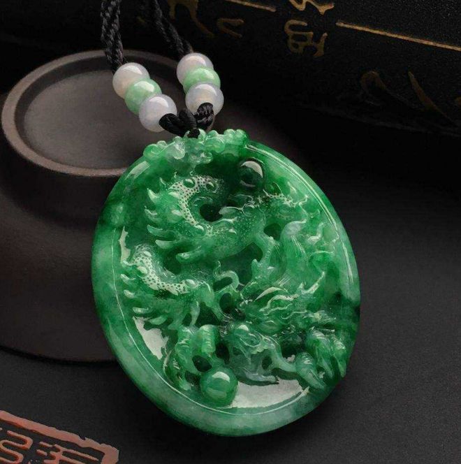 翡翠题材的图案比较复杂,采用机雕还是手工雕刻?