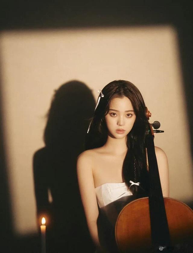 迪丽热巴|3月4日迪丽热巴黑西装造型气场全开，张天爱虞书欣抹胸裙性感迷人