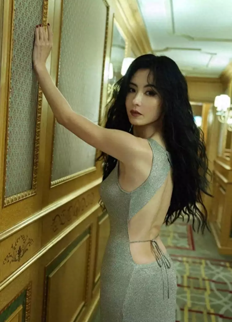 张柏芝现身米兰时装周,身穿银色紧身礼服裙,女人味满满