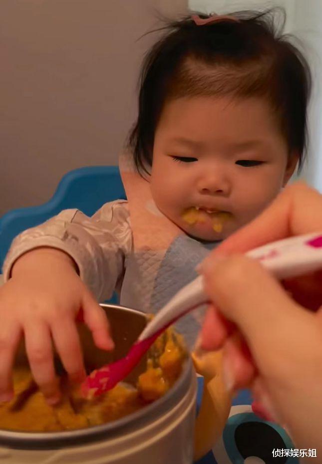 程晓玥晒9个月女儿,胖豆挥手打招呼领导范足,眉眼弯弯超像妈妈